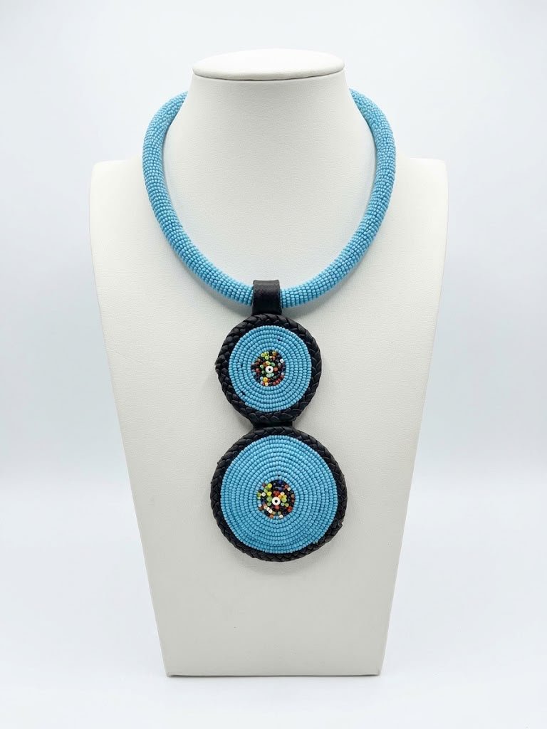 Collier artisanal en perles rares bleu clair et cuir tissé