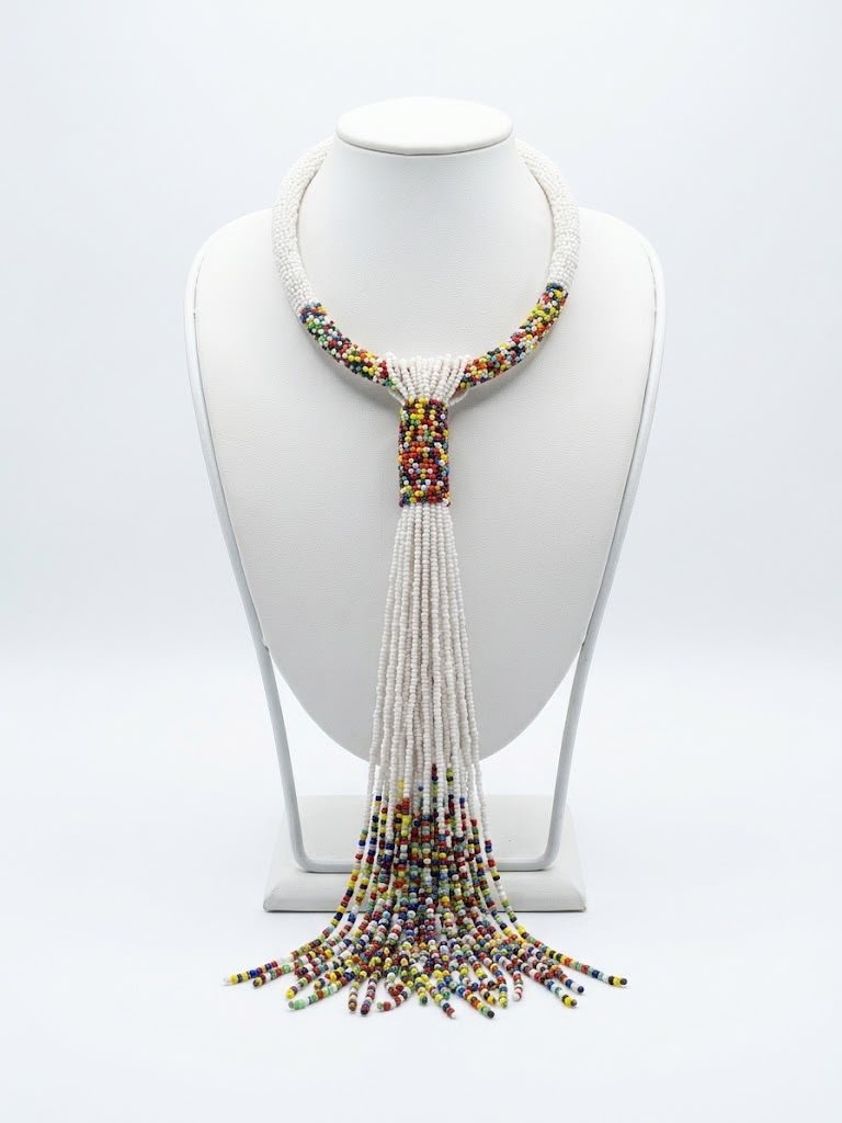 Collier artisanal en perles multicolores à dominante blanche