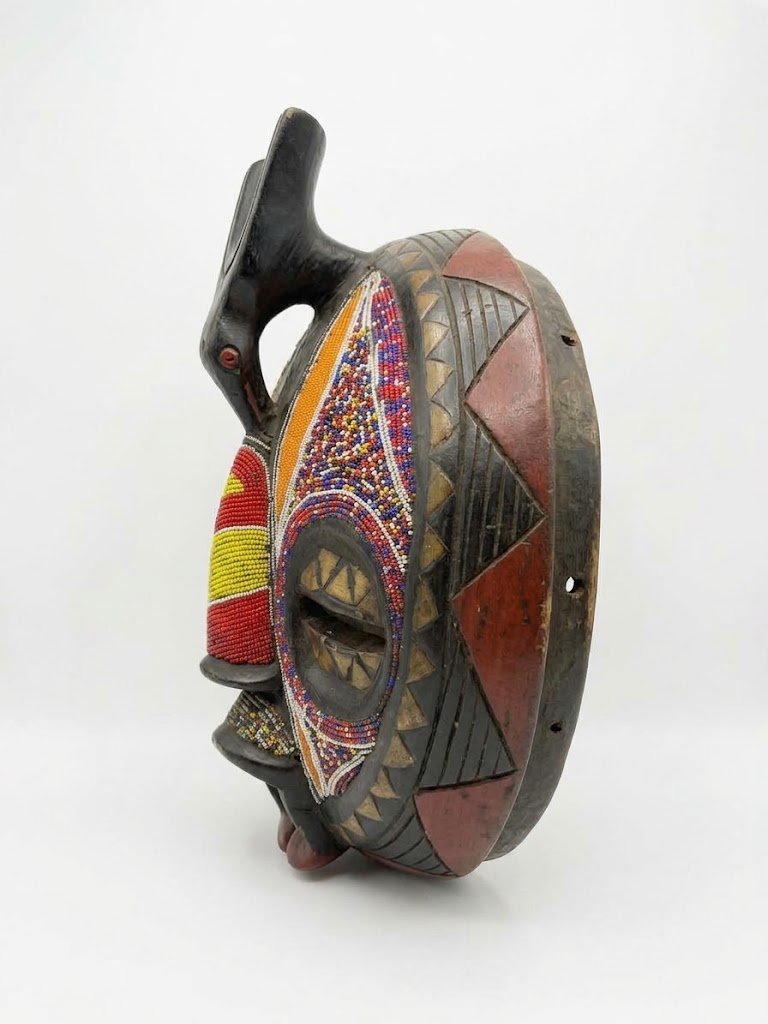 Masque Rond Tribal aux Perles Polychromes