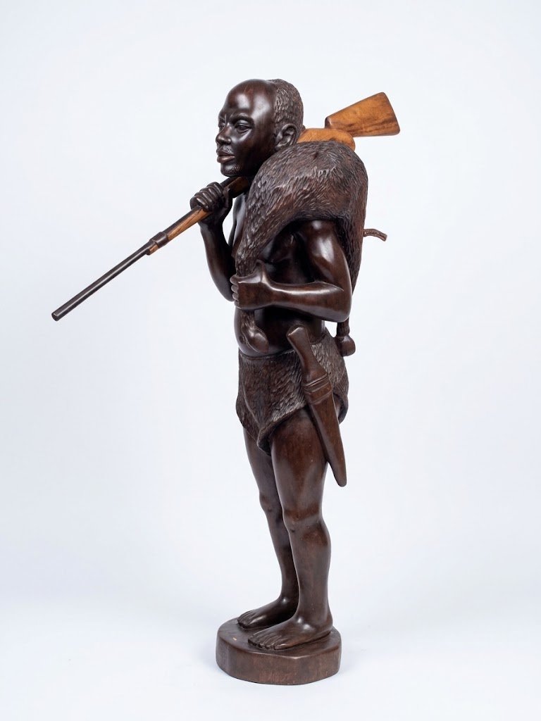 Le Chasseur — La force et la bravoure sculptées dans le bois