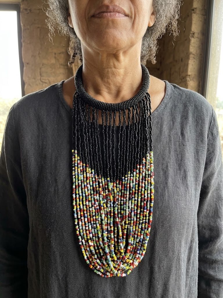 Collier artisanal en perles rares tissées sur fil noir