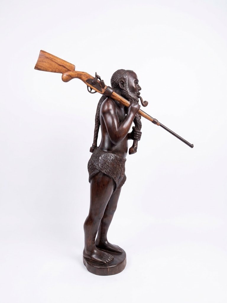 Le Chasseur — La force et la bravoure sculptées dans le bois