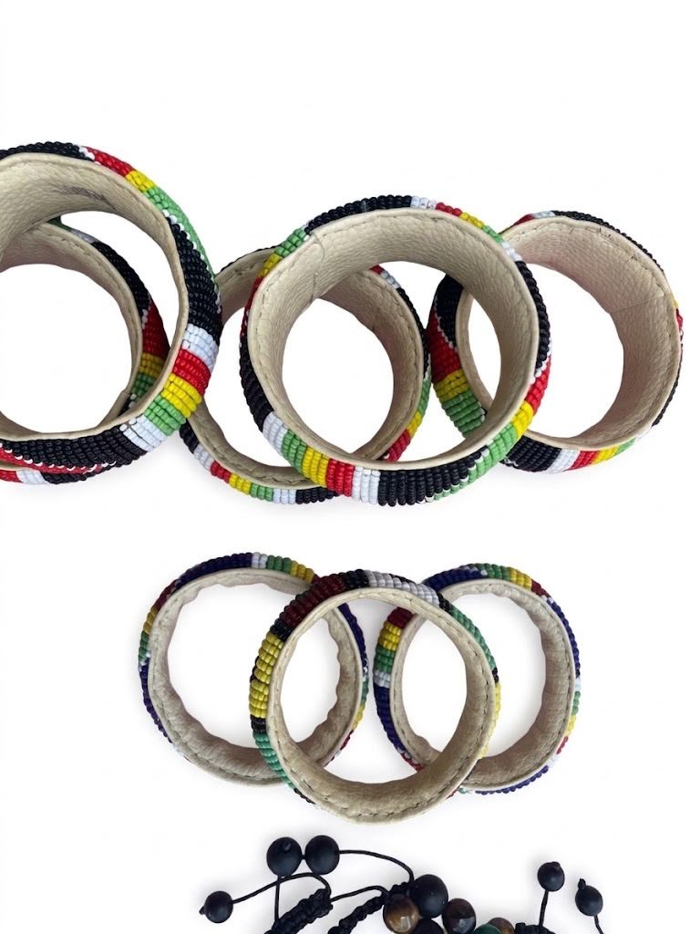 Bracelets artisanaux en tissu et petites perles multicolores
