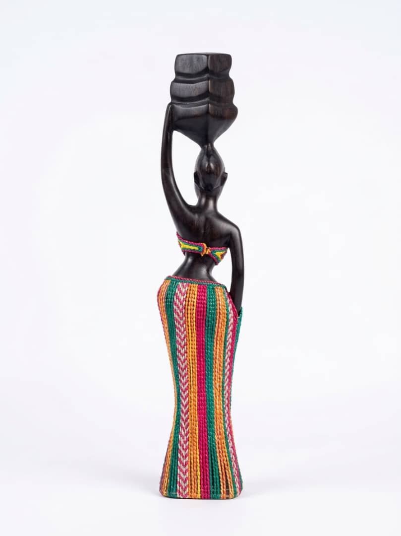 Statuette de femme africaine « Porteuse de jarre » habillée en rafia tressé