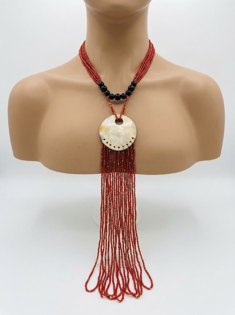 Collier artisanal en perles rares et cornes de bœuf