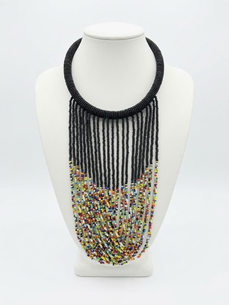 Collier artisanal en perles rares tissées sur fil noir