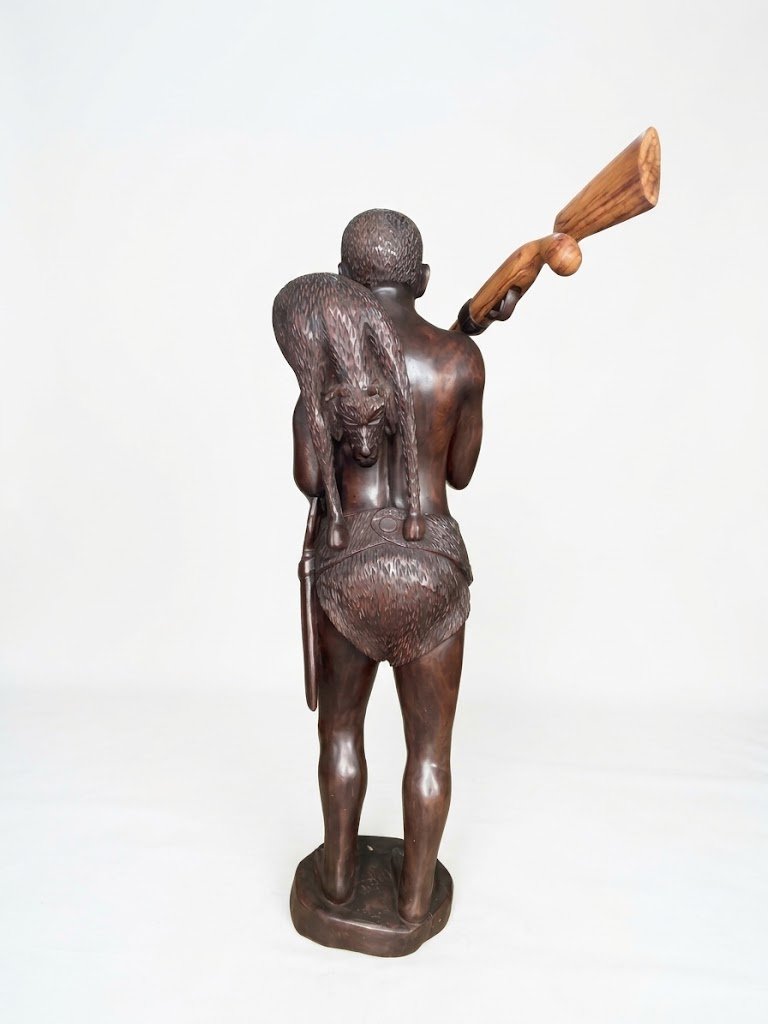 Le Chasseur — La force et la bravoure sculptées dans le bois