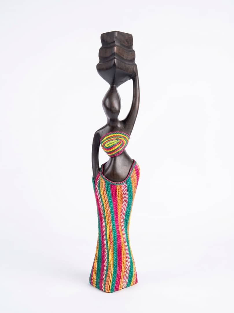 Statuette de femme africaine « Porteuse de jarre » habillée en rafia tressé