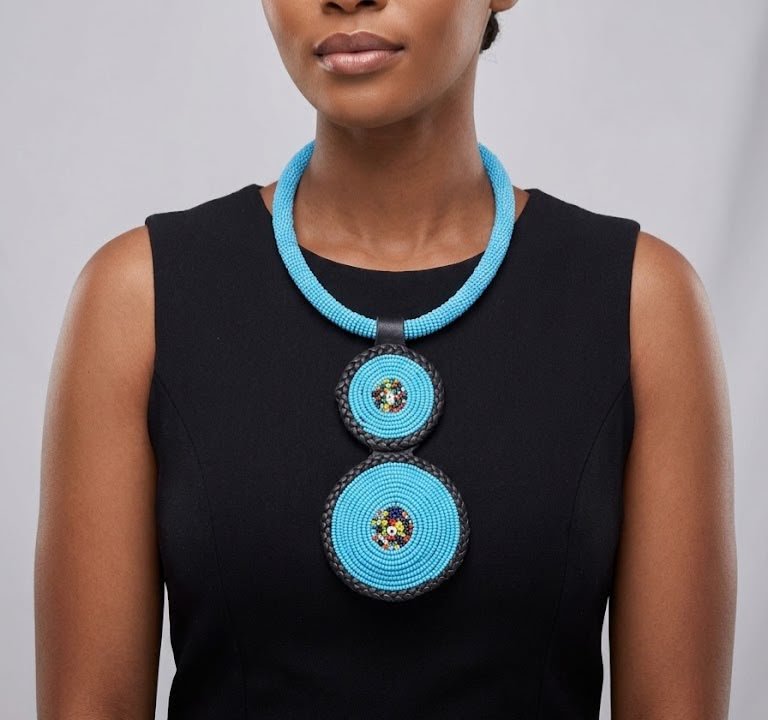 Collier artisanal en perles rares bleu clair et cuir tissé