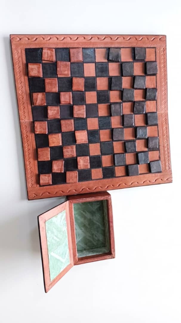 Jeu de dames en cuir – L’élégance de l’artisanat africain