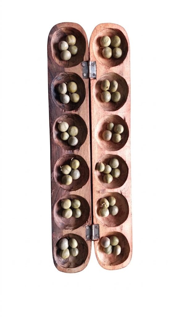 Jeu de dominos artisanal en bois et noyaux de fruits